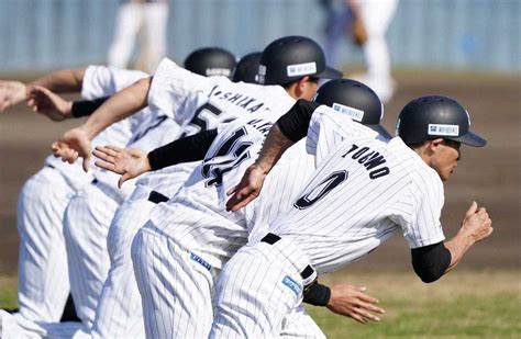 ＜ロッテキャンプ＞二軍練習でルーキーたちと汗を流す荻野（撮影・長久保 豊）＝7日、沖縄･石垣島 ― スポニチ Sponichi Annex 野球