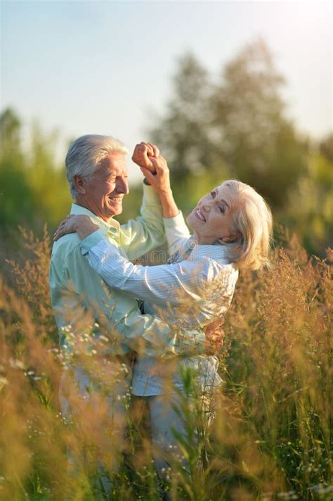 Hermosa Pareja De Ancianos Bailando Juntos En La Naturaleza Imagen De