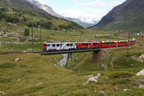 Der Unesco Triebwagen ABe 4 4 III 51 Zieht Am 11 8 09 Gemeinsam Mit