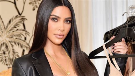 Kim Kardashian Posa Con Elegante Jumpsuit Negro Y Deleita Las Redes