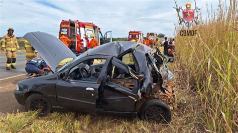 Acidente Entre Carro E Caminhão Na Br 020 Deixa 1 Morto E 8 Feridos