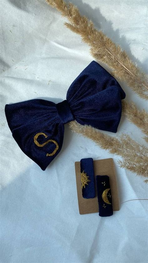 Бархатный бант и заколки с вышивкой | Аксессуары, Заколки, Монограмма
