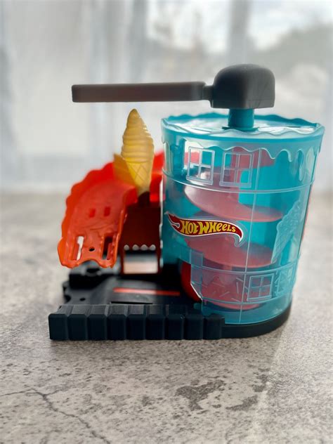 Hot Wheels Downtown Ice Cream Meltdown Hobbies Toys Toys Games On Carousell