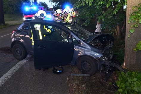 Dorstener F Hrt Frontal Gegen Baum Und Kommt Verletzt Ins Krankenhaus