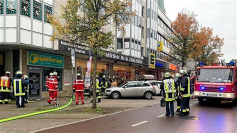 Laub In Lichtschacht Brennt Krayer Stra E In Essen Gesperrt