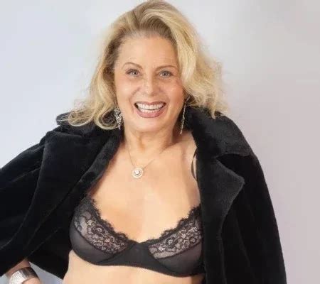 Aos Anos Vera Fischer Posa De Lingerie E Mostra Barriga Definida