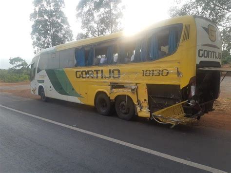 Ônibus que transportava pessoas para Bom Jesus da Lapa envolve em