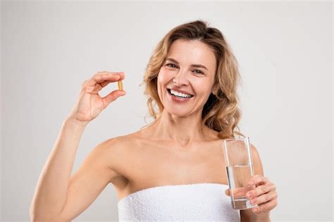 Vitaminas De Belleza Feliz Dama De Mediana Edad Sosteniendo Un Vaso De