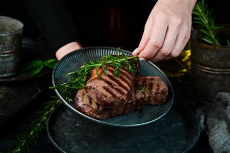 Filete De Ternera A La Parrilla Con Hierbas Y Especias En Una Mesa