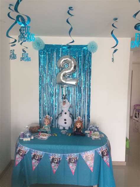 Decoración sencilla pero linda de frozer Frozen party decorations