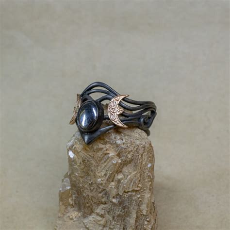 Серебряное кольцо с лабрадоритом и бриллиантом “Тиара”