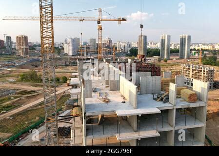 Kran Bei Formarbeiten Auf Der Baustelle Beton In Schalung Gie En Bau