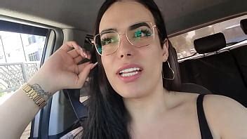 Chupando durante el día en el coche XVIDEOS