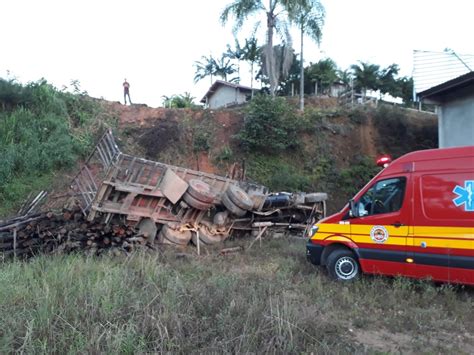 Caminh O Tomba Em Barranco Na Rodovia Pedro Mer Zio Em Botuver O