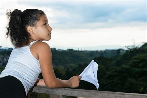 Morena Hermosa Chica Latina Mirando Hacia El Horizonte Mientras Ondea Su Bandera Blanca Bandera