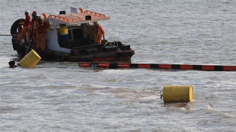 Kapal Kargo Tenggelam Di Dermaga Surabaya 18 ABK Selamat 137 Kontainer