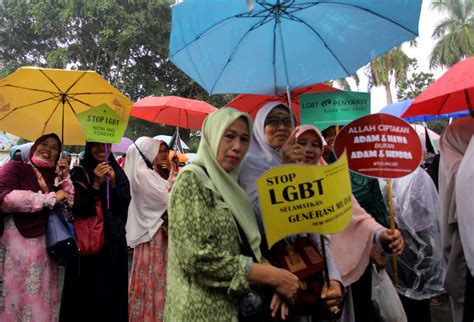 Muslim Scholars Urge Indonesia To Look The Other Way As Singapore Vietnam Ease Anti Gay Laws