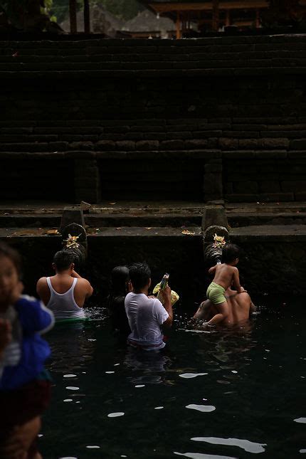 Purification Au Temple Tirta Empul Temples Source De Tirta Empul