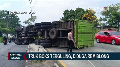 Truk Boks Terguling Dan Tabrak Pembatas Di Jalan Lingkar Salatiga