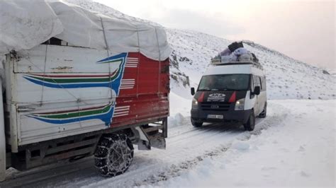 Siirt te kardan kapanan yollar ulaşıma açıldı mahsur kalan araçlar