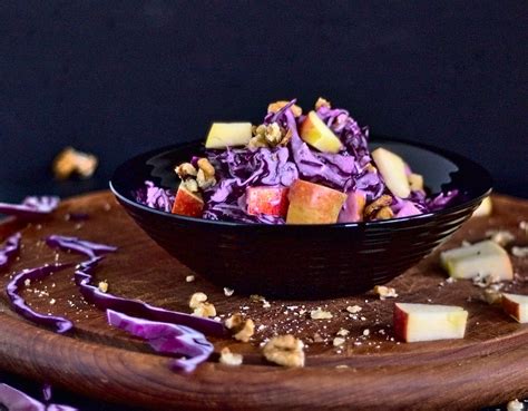 Herbstlicher Rotkohl Apfel Krautsalat Knackig Lecker Mit Knusprigen