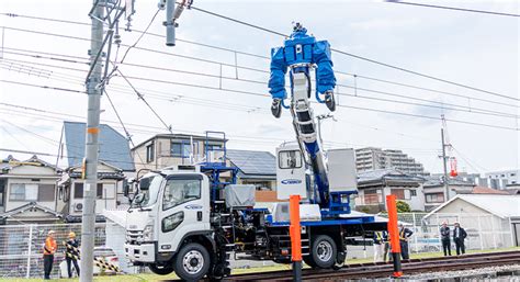 【世界初】jr西日本の鉄道設備のメンテナンスに巨大な人型重機ロボット導入 人間による直感的な遠隔操作を実現 ライブドアニュース