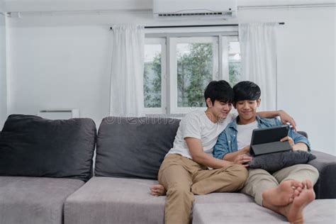 Pareja Gay Asiática Mintiendo Y Abrazándose En El Suelo En Casa Jóvenes LGBTQ Hombres Besando