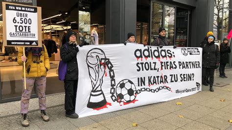 Boykott Gegen Katar Wm Extinction Rebellion Protestiert Vor Adidas