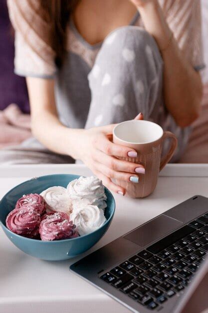 Petit Déjeuner Au Réseau Cahier Et Bonbons Dans Les Mains Des Femmes