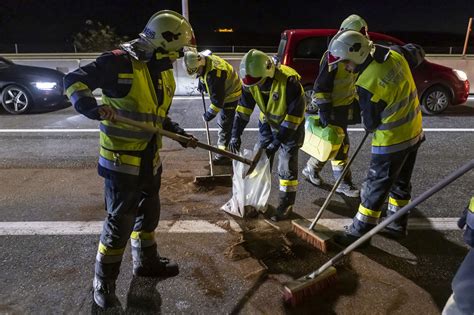 Freiwillige Feuerwehr Krems Donau Verkehrsunfall Verursacht L Ngeren Stau