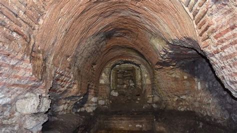 Arqueólogos Descobrem Túnel Escondido E Quartos Sob Igreja De 1 500