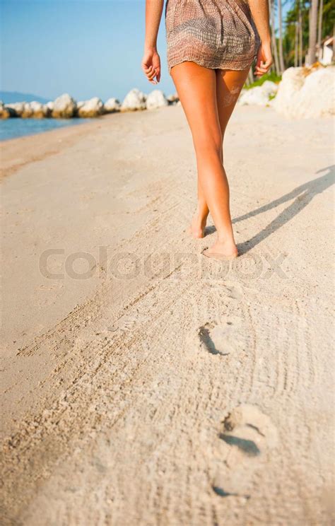 Kvinde balder på stranden Stock foto Colourbox