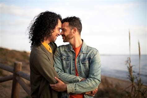Vue D Un Couple Gay Affectueux Et Passant Du Temps Ensemble Sur La Plage Photo Gratuite