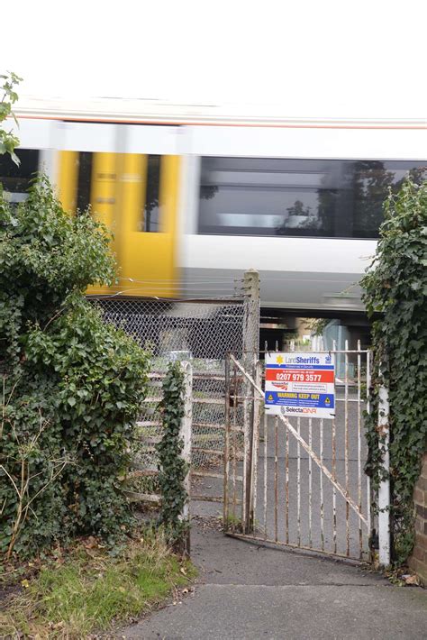 Glebe Way Foot Crossing Network Rail Plans Closure After Four Deaths