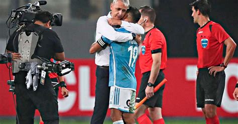 Sporting Cristal Tiago Nunes Explic Abrazo Con Yoshimar Yot N Tras