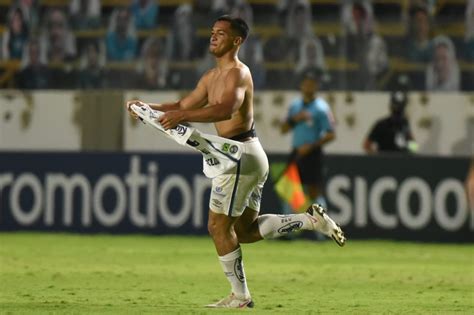 Marcos Leonardo vibra primeiro gol no profissional do Santos Não