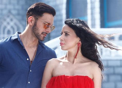 Rajniesh Duggal And Rozlyn Khan Team Up For The Music Video ‘aa Bhi Jaa