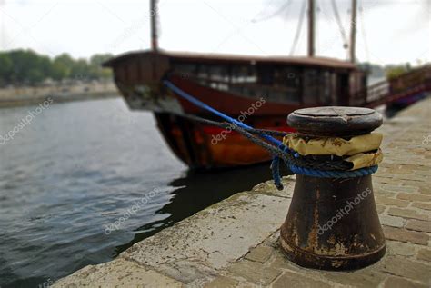 Pilona De Amarre Oxidada Con Cuerdas En La Litera Barco Tur Stico