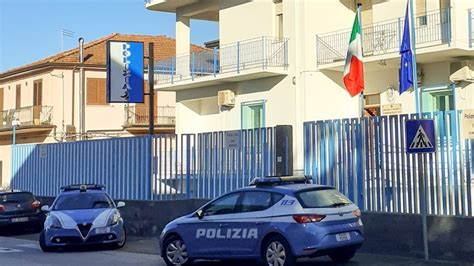 Falso Ed Omissioni Sospesi Sette Poliziotti Del Commissariato Di