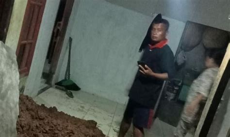 Diguyur Hujan Tebing Setinggi 10 Meter Longsor Timpa Tiga Rumah Di