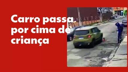 Vídeo mostra carro passando por cima de criança de 2 anos que sai