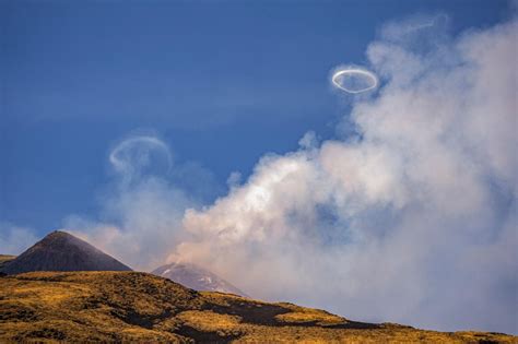 Faszinierendes Naturschauspiel Der Tna Pustet Ringe Aus Rauch Geo