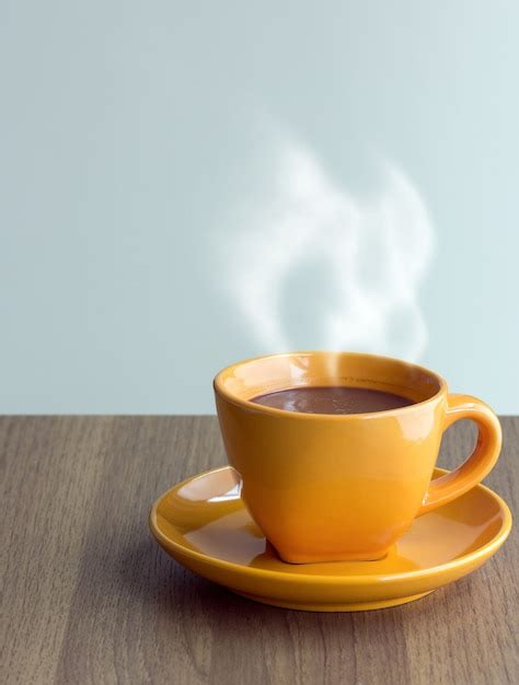 Dampfende Kaffeetasse Auf Dem Tisch Kostenlose Foto