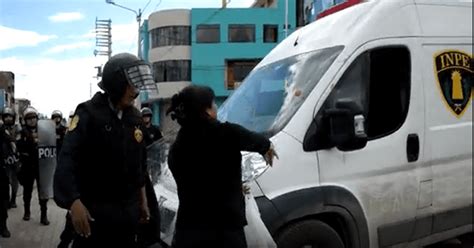 Huancayo Lanzan Huevos A Veh Culo Del Inpe Que Trasladaba A Femicida