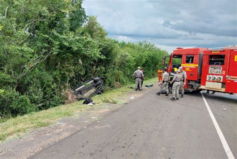 Quatro Pessoas Ficam Feridas Ap S Colis O Entre Carro E Caminh O Na Br