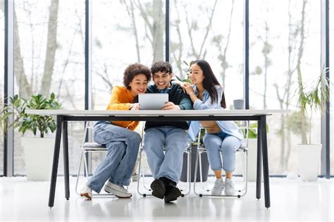 Toma Completa De Estudiantes Felices Y Diversos Usando Tabletas Viendo