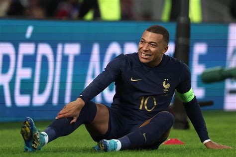 Quand Kylian Mbappé se moque dun geste technique de son père et