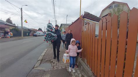 Video Moș Crăciun în uniformă de polițist a ajuns la o familie cu