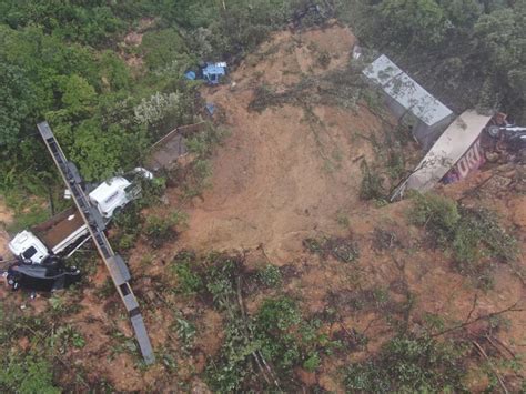 Chocante veja imagens aéreas do deslizamento na BR 376