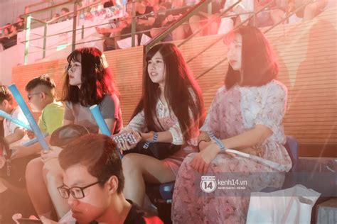 Loạt fan nữ xinh như hot girl đốt nóng khán đài cung Tiên Sơn cổ vũ Đội tuyển Việt Nam Team